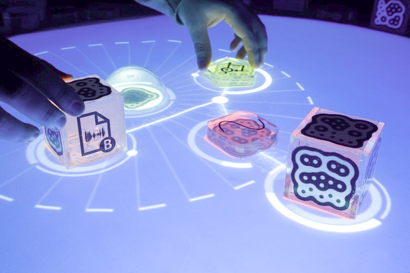 Illustration for article titled ReacTable Synth Makes Touchy-Feely Music for your Eyes